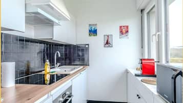 Refrigerador, microondas, horno y cafetera y tetera