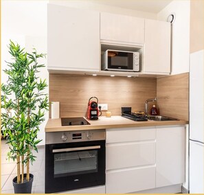 Fridge, microwave, oven, coffee/tea maker - Chez Hubert | Proche Genève I Beaumont (Beaumont)