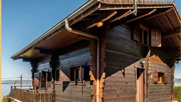 A wooden cabin with a balcony overlooking a body of water. - Le Chalet Brenor I Vue Lac I Lugrin (Lugrin)
