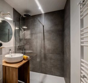 Douche, sèche-cheveux, serviettes fournies