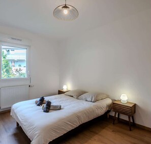 2 habitaciones, tabla de planchar con plancha, wifi y ropa de cama 