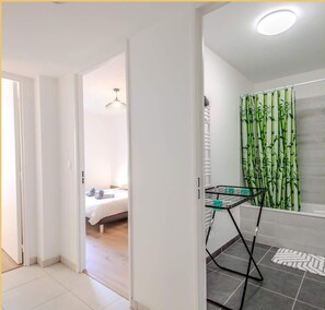 2 habitaciones, tabla de planchar con plancha, wifi y ropa de cama 