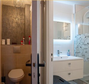 Shower, hair dryer - La Belle Époque d'Annecy (Annecy)