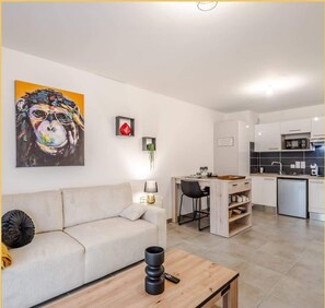 Ein modernes Wohnzimmer mit einer Couch, einem Couchtisch und einem Bild an der Wand.