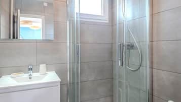 Douche, sèche-cheveux