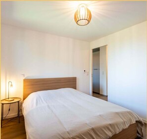 1 dormitorio, tabla de planchar con plancha, wifi y ropa de cama