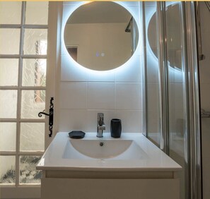 Shower, hair dryer - Le Brick & Wood I T2 I Annemasse (Annemasse)