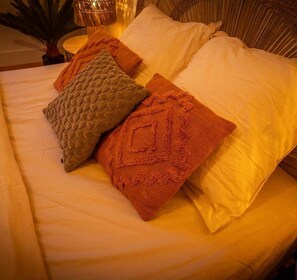 Tabla de planchar con plancha, wifi y ropa de cama 