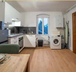 Fridge, microwave, oven, coffee/tea maker