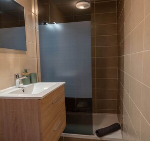 Shower, hair dryer, towels