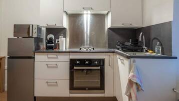 Fridge, microwave, oven, coffee/tea maker