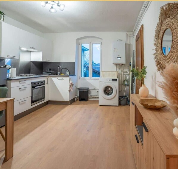 Fridge, microwave, oven, coffee/tea maker