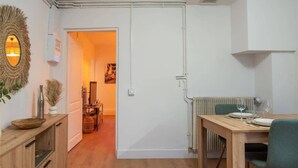 Una cocina moderna con armarios de madera, una mesa de comedor con sillas y vistas al área de comedor contigua.