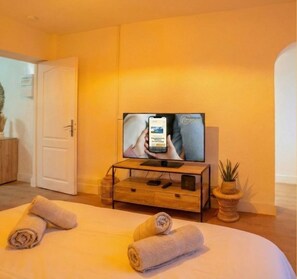 Tabla de planchar con plancha, wifi y ropa de cama 