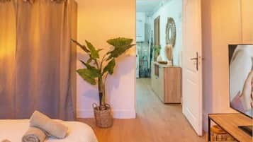 Iron/ironing board, WiFi, bed sheets