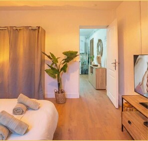 Iron/ironing board, WiFi, bed sheets