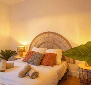 Tabla de planchar con plancha, wifi y ropa de cama 