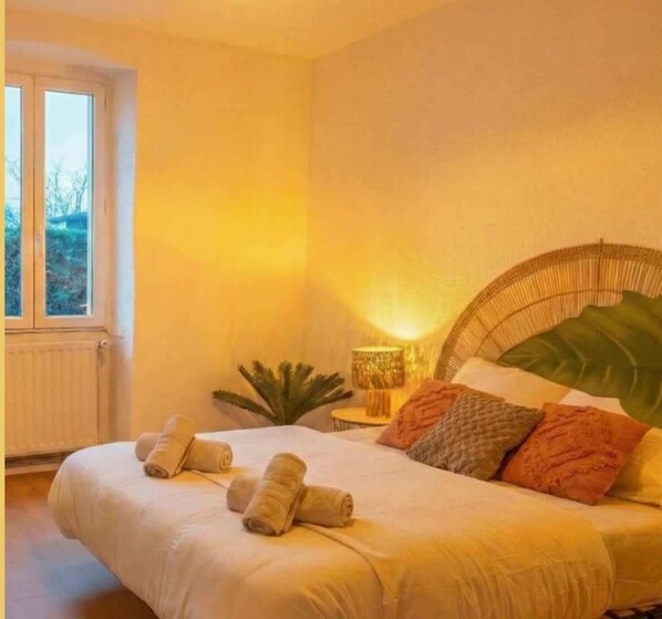 Iron/ironing board, WiFi, bed sheets