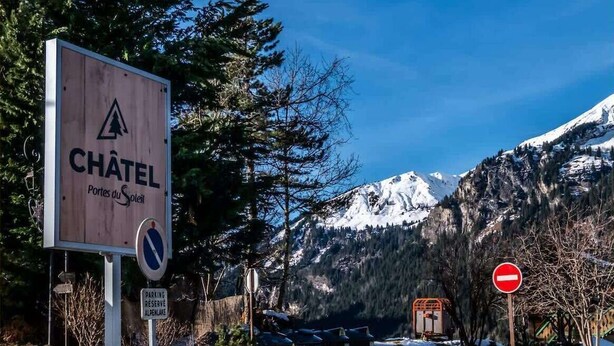Naamplaatje voor Châtel, met een berg op de achtergrond.