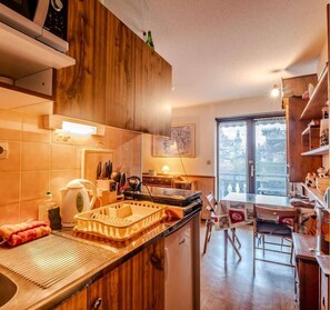 Microwave, coffee/tea maker, electric kettle, cookware/dishes/utensils - Le Soleil Blanc I T2 I Montriond (Montriond)