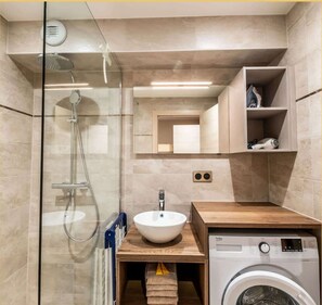 Shower, hair dryer, towels - La Petite Ourse | Studio Meublé 4* (Bernex)