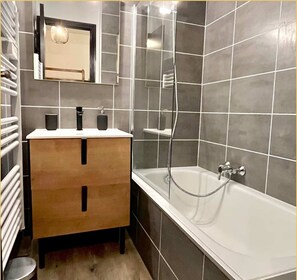 Shower, hair dryer, towels - Le Flocon d'Argent I Studio I Morzine (Morzine)