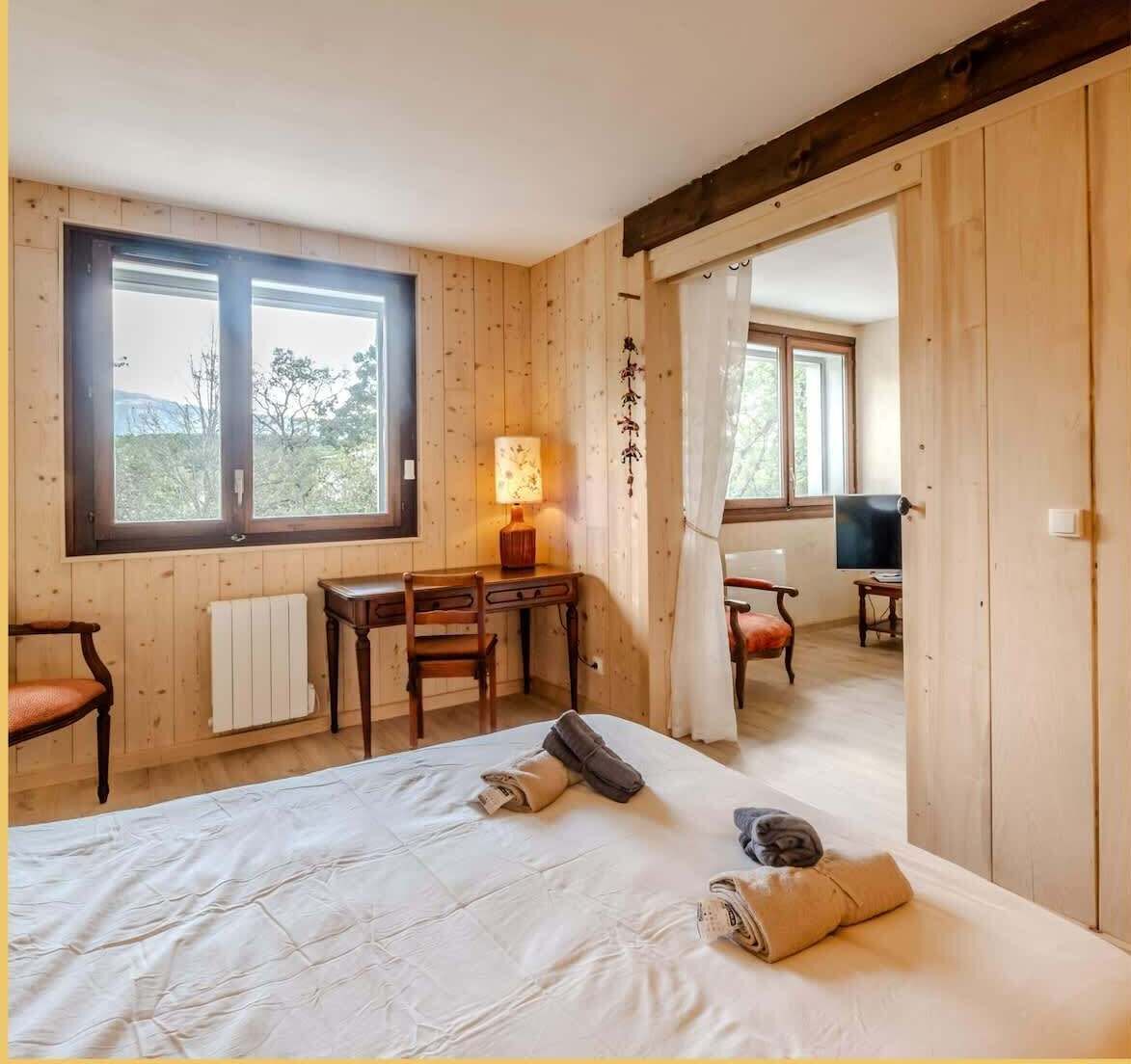 2 chambres, fer et planche à repasser, Wi-Fi, draps fournis