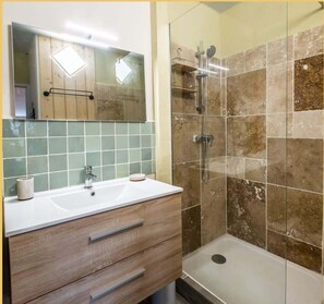 Shower, hair dryer, towels - Chez Isabelle & Urbain I T3 I Saint-Julien (Saint-Julien-en-Genevois)