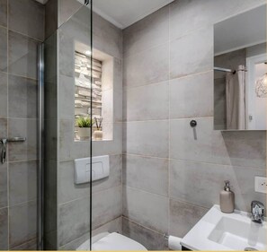 Douche, sèche-cheveux, serviettes fournies