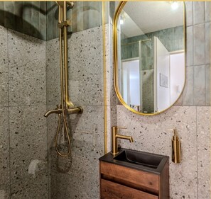 Een douche, een haardroger
