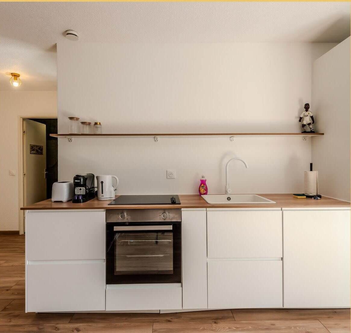 Kühlschrank, Ofen, Wasserkocher mit Kaffee-/Teezubehör, Wasserkocher