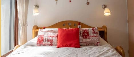1 bedroom, bed sheets