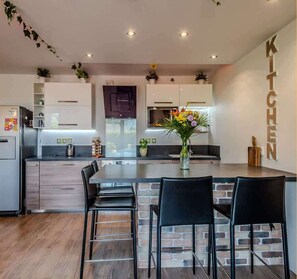Fridge, microwave, oven, dishwasher - Chez Mélanie I T3 I Saint-Jeoire (Saint-Jeoire-Prieuré)