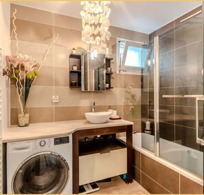 Shower, hair dryer - Chez Mélanie I T3 I Saint-Jeoire (Saint-Jeoire-Prieuré)