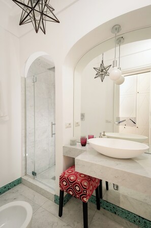 Douche, sèche-cheveux, bidet, serviettes fournies