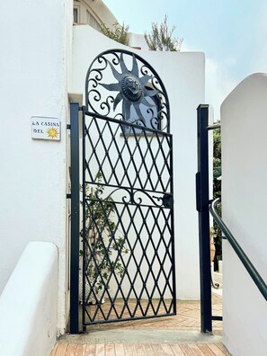 Exterior detail - The House of the Sun in the Piazzetta of Capri (Capri)
