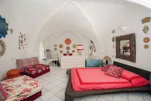 2 bedrooms, WiFi, bed sheets - The House of the Sun in the Piazzetta of Capri (Capri)