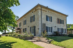 المنشأة من الخارج