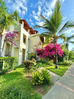 Property grounds - Tropical 2nd floor Condo with Rooftop (Playas Del Coco)