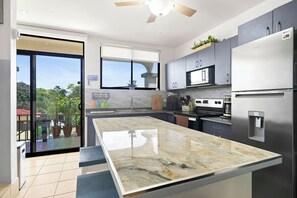 Fridge, microwave, oven, stovetop - Casa Elevación | Ocean-View Rooftop Retreat | Pool | Fiber WiFi (Playas Del Coco)