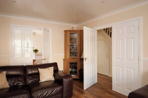 Living room - Room-private Double Room Ensuite in Ches (Waltham Cross)