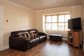 Room, 2 Bedrooms, Fireplace | Living room