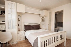 Room, 2 Bedrooms, Fireplace - Room-private Double Room Ensuite in Ches (Waltham Cross)