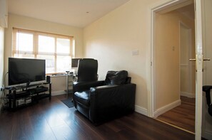 Living room - Room-private Double Room Ensuite in Ches (Waltham Cross)
