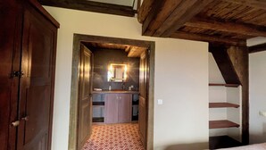 A narrow hallway leading to a bathroom with a wooden door, a sink, and a mirror. - Soie - Fabulous 1-bedroom apartment in quaint Seillans (Seillans)