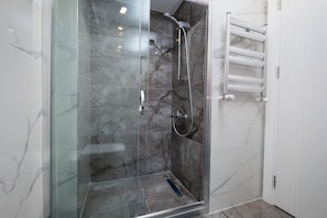Dusche, Haartrockner, Bidet, Handtücher
