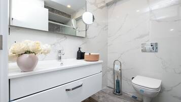 Dusche, Haartrockner, Bidet, Handtücher