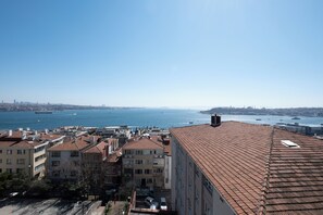 Un paysage urbain côtier avec des bâtiments et une vue sur la mer.