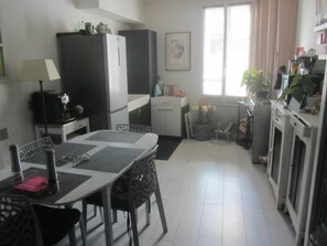 Private kitchen - Village house with 2 bedrooms, garden and outdoor swimming pool (Distré)