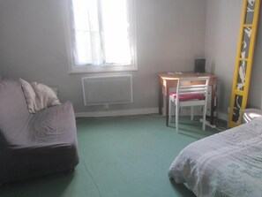 2 bedrooms, iron/ironing board, WiFi, bed sheets - Village house with 2 bedrooms, garden and outdoor swimming pool (Distré)